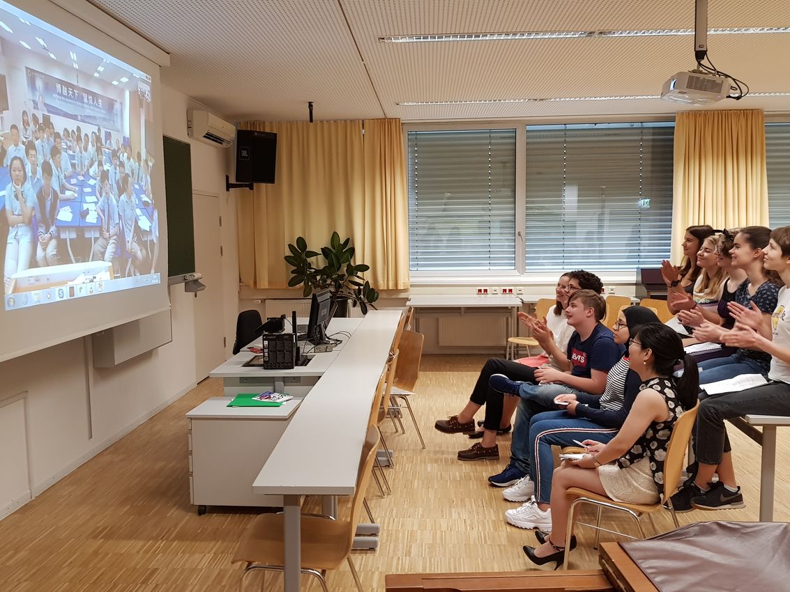 Schüler und Schülerinnen bei der Videokonferenz