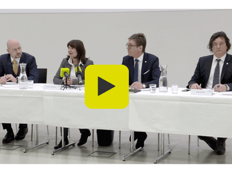 Herr Bauer, Frau Strohmeier, Herr Oberneder und Andreas Riepl am Podium